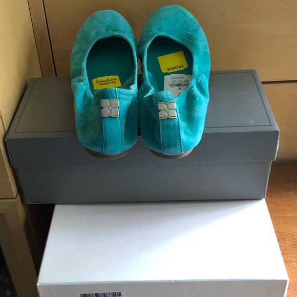 NWT Beautiful BCBGMAXAZRIA flats bought at Newman Marcus - Picture 3 of 6